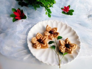 28、吃掉一朵花+黑麦粉--枣花馒头,成品图