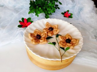 29、吃掉一朵花+黑麦粉--枣花馒头,成品图