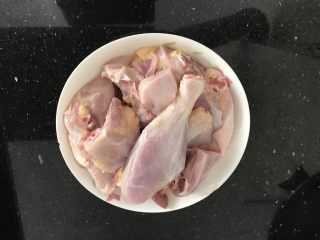 3、茶树菇老鸡汤～强身健体,母鸡洗干净，我还去了皮的，这个视个人喜好哈