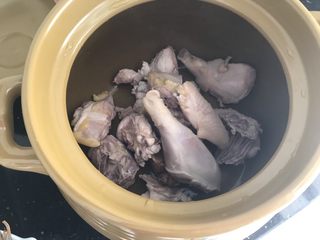 7、茶树菇老鸡汤～强身健体,飞水后沥干水分的鸡块放入汤锅里