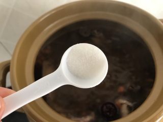 13、茶树菇老鸡汤～强身健体,最后加入少许盐调味就可美美享用了