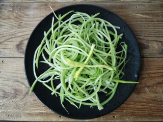 3、海米拌西芹,西芹摘去叶去筋，划开成丝。