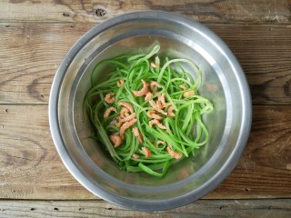 6、海米拌西芹,在焯好的西芹丝中加入海米。