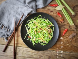 10、海米拌西芹,拌匀装盘。