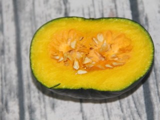 1、南瓜银耳红枣羹,先准备半个南瓜