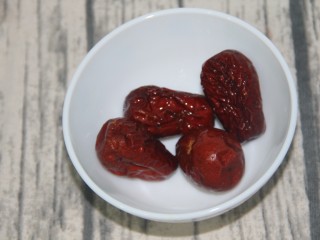 2、南瓜银耳红枣羹,红枣几颗