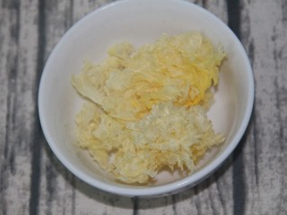 3、南瓜银耳红枣羹,干银耳一块