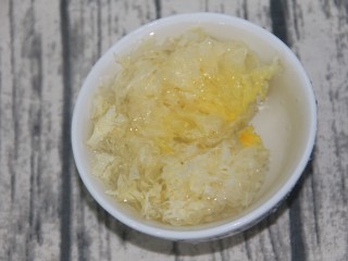 4、南瓜银耳红枣羹,用水泡发