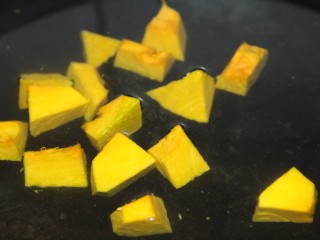 8、南瓜银耳红枣羹,再放入南瓜块