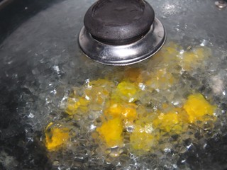 9、南瓜银耳红枣羹,先盖盖子煮一会南瓜