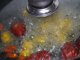 11、南瓜银耳红枣羹,盖盖子转小火煮