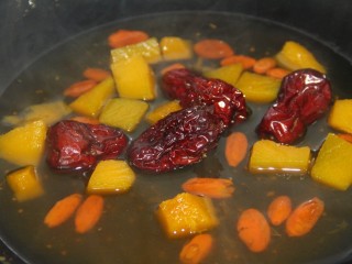 12、南瓜银耳红枣羹,直到煮至南瓜和红枣都软烂