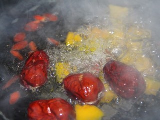 10、南瓜银耳红枣羹,再放入红枣和枸杞还有冰糖，大火煮开