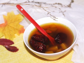 13、南瓜银耳红枣羹,盛入碗中食用