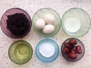 1、黑米红枣蒸糕,准备所需食材