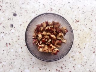 6、黑米红枣蒸糕,红枣洗净，去核切成小颗粒；