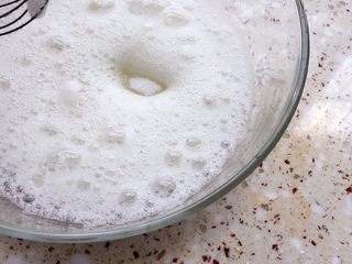 7、黑米红枣蒸糕,开始打发蛋白；打到鱼眼泡时加入3/1白糖；