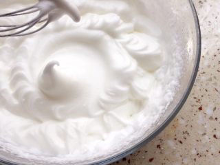 10、黑米红枣蒸糕,打到提起打蛋器有小小的尖峰时停止打发；