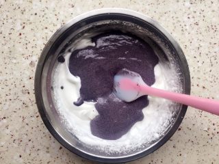 12、黑米红枣蒸糕,倒入剩下的蛋白霜里，用同样的方式拌均匀；