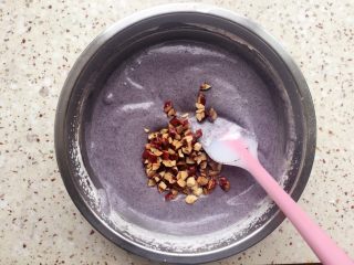 13、黑米红枣蒸糕,加入红枣颗粒，翻拌均匀；