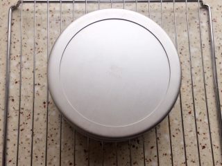 16、黑米红枣蒸糕,出锅后立即倒扣，完全冷却；