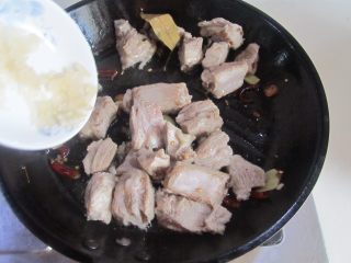 7、木耳鹌鹑蛋烧排骨,排骨表面微微有些发黄后加入冰糖进去翻炒；