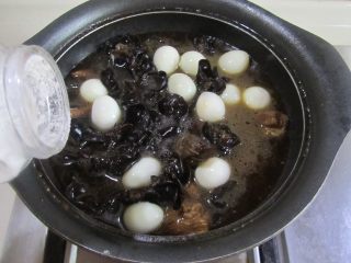 11、木耳鹌鹑蛋烧排骨,再加入少许盐；