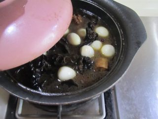 12、木耳鹌鹑蛋烧排骨,加盖炖煮20分钟；