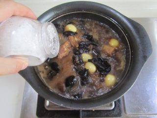 13、木耳鹌鹑蛋烧排骨,大火收汁， 再加入适量的盐和胡椒粉调味,盛入盘中， 表面撒上小葱末。