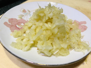 5、蒜蓉空心菜,用压蒜器压成蒜蓉