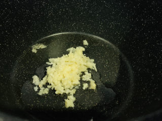 12、蒜蓉空心菜,锅里加3勺食用油