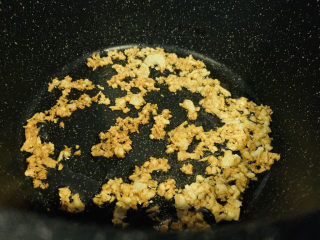 14、蒜蓉空心菜,转小火炒焦黄