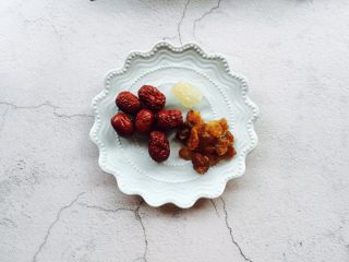 2、红枣桂圆小米粥,红枣、桂圆、黄冰糖