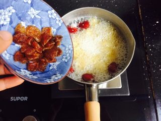5、红枣桂圆小米粥,放入清洗干净的桂圆肉