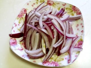 3、炒羊肉,紫洋葱切丝