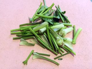 4、炒羊肉,香菜梗切段