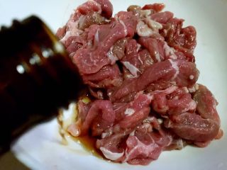 7、炒羊肉,倒入料酒