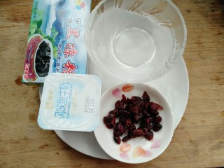 1、蔓越莓仙草冻,准备材料