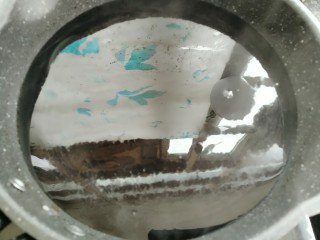 5、蔓越莓仙草冻,左手慢慢倒入凉粉浆右手用锅铲不停搅拌