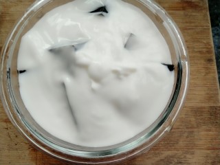 10、蔓越莓仙草冻,倒入酸奶撒上蔓越莓干即可享用