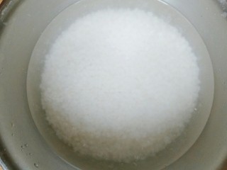 1、南瓜盅,糯米清洗干净浸泡一夜