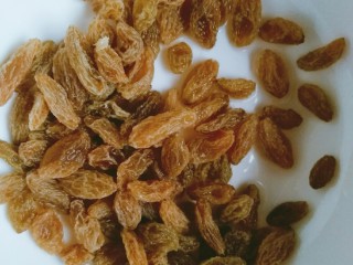 2、南瓜盅,适量的葡萄干洗净备用