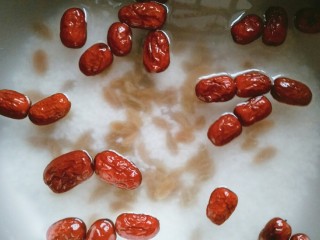 4、南瓜盅,糯米，枣，葡萄干放入锅中，加适量的水蒸熟，我做给宝宝吃口感软一点，所以加水多