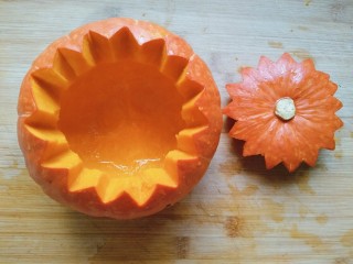5、南瓜盅,南瓜洗净，用勺子去籽去瓤，然后切花刀