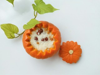 7、南瓜盅,大火蒸30分钟，直到南瓜能用牙签轻松穿透即可出锅(如果用贝贝南瓜，可以缩短蒸的时间)