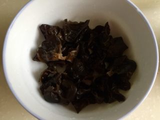4、我爱土豆➕炝拌土豆片,木耳撕成小朵备用