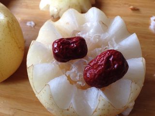 4、微波烤酥梨#甜味#,上面放入红枣