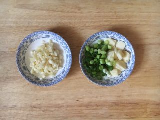 5、蒜蓉苋菜,准备两小碟的佐料,左边的是蒜蓉,用于炒熟菜以后放入的,右边的是炝锅用的葱花和蒜片。