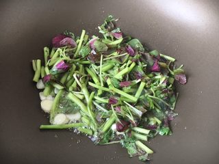 7、蒜蓉苋菜,放入苋菜的茎,翻炒片刻。