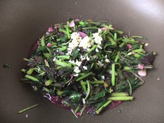 10、蒜蓉苋菜,撒上其中一部分的蒜蓉,翻炒均匀即可。